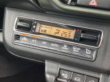 【オートエアコン】一度お好みの温度に設定すれば、車内の温度を検知し風量や温度を自動で調整。暑い&hellip;寒い&hellip;と何度もスイッチ操作をする必要はありません。快適な車内空間には必須の機能ですね♪