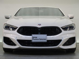 【キドニーグリル】BMWの代名詞。一目見ただけでBMWであると認識できる確固たるアイコンとして存在感を放ちます。