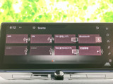 お気に入りの音楽やラジオをクリアな音質で楽しめます。直感的な操作性で、様々なコンテンツを簡単に選択できます。快適なドライブに。