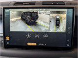 360&deg;サラウンドカメラ】全周囲のカメラを繋ぎ合わせ上からのアングルを画面上に映し出します。見やすい為バックも安全に運転できます。