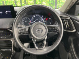 インテリアに合わせたデザインのステアリングは、運転される方のことも考え、運転しやすい形状、大きさです。是非一度、実際に触ってお確かめください。