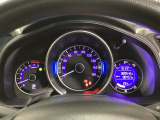 真ん中にスピードメーターを配した、見やすい3眼メーターになっています。右側のインフォメーション画面でオドメーターや燃費などの情報を確認できます。
