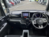 広々とした室内空間は、運転席からの視界も良好です。操作しやすい配置で、快適なドライブをサポートします。上質な素材が、心地よい空間を演出します。
