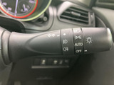操作しやすいウインカーレバーで、安全な車線変更をサポート。オートリターン機能も付いており、操作ミスを防ぎます。雨天時でも確実な操作が可能です。