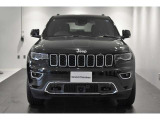 Jeep伝統の7スロットグリルが存在感ありますね。