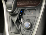 視認性の高いメーター類で、運転に必要な情報を的確に把握できます。運転に集中できる、シンプルで洗練されたデザインです。安全運転をサポート。