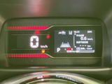 視認性の高いメーターで、運転状況を的確に把握。必要な情報を一目で確認できるので、安全運転をサポートします。