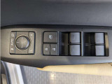 パワーウィンドウのスイッチですよ。 運転席に居ながら窓を開け閉めのコントロールできますよ。 ロック機能で、子供がイタズラして窓を開けるという事も無くなりますよ。