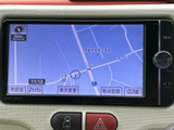 鮮明な地図表示で、運転中のナビゲーションをサポート。周辺道路状況もわかりやすく確認できます。