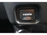 音声と映像が1本のケーブルで伝送できる便利なHDMIを装備しています。iPhoneやスマートフォンの画面と全く同じ画面がカーナビの画面に表示されるので、地図アプリや動画などのミラーリングが可能です。