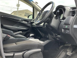 運転しやすい運転席空間。シンプルで機能的なデザインが、快適な運転をサポートします。長距離運転でも疲れにくいシート形状です。