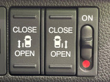 【両側パワースライドドア】スマートキーや運転席のスイッチで後席両側スライドドアの開閉が可能♪電動だから力を入れてドアを開ける必要が無く、小さなお子様でも簡単に開け閉めでき快適です♪