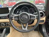 握りやすいステアリングは、操作性を高め、運転の楽しさを向上させます。ステッチが施され、質感が良く、インテリアとの調和も取れています。快適なドライビングをサポートします。