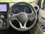 握りやすいステアリングは、運転の楽しさを向上させます。オーディオ操作など便利なスイッチ類も装備されており、運転中でも快適に操作可能です。