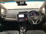 車内は光触媒抗菌消臭施工済です。スタイリッシュなデザインでスポーティなインパネ周りを演出します。グローブボックスやカップホルダーのほかにトレーなどたくさんの収納スペースが付いています。