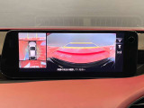 【360&deg;ビュー・モニター】前後左右4つのカメラ映像をさまざまな走行状況に応じて切り替えてセンターディスプレイに表示することで、駐車時や狭い道でのすれ違い時、見通しの悪い交差点進入時でも安心感を高めます。