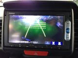バックカメラの画像です。ガイドラインがスムースな車庫入れをサポートいたします。車庫入れの安心感がアップしますね。