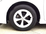 純正なので車に似合うデザインになっていますね。スタッドレスタイヤもご相談下さい。