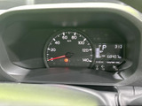 視認性の高いメーター類で、運転状況を的確に把握できます。デジタル表示により、様々な情報を分かりやすく確認できる設計です。