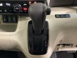 CVT車のセレクトレバーです。低速から高速まで、変速ショックのないスムーズな走りを実現するとともに、エンジン効率のよい領域を維持することで燃費にも貢献します。