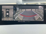 360度ビューカメラを搭載。4方の小型カメラの映像を処理し、車両真上からの映像に変換しています。