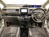 車内は光触媒抗菌消臭施工済です。インパネ周りはスタイリッシュなデザインです。グローブボックスやカップホルダーのほかにトレーなどたくさんの収納スペースが付いています。