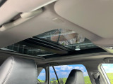 【大型サンルーフ】車内の解放感が一気に上がる大型のパノラマルーフ!季節を問わず開放的で快適なドライブをお楽しみいただけます。流通量も少なく希少価値の高い人気の装備です♪