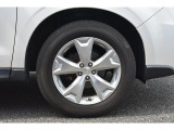 純正のアルミホイールは高い剛性を持ち、スバル車の走行安定性に貢献します。