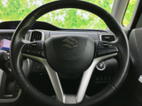握りやすいステアリングは、運転の楽しさを向上。操作性にも優れ、快適なドライビングをサポートします。