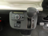 【オートエアコン】一度お好みの温度に設定すれば、車内の温度を検知し風量や温度を自動で調整。暑い&hellip;寒い&hellip;と何度もスイッチ操作をする必要はありません。快適な車内空間には必須の機能ですね