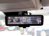 【インテリジェント ルームミラー】!車両後方のカメラ映像をミラー面に映し出すので、車内の状況や、天候などに影響されずクリアな後方視界が得られます!
