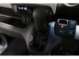 インパネシフトだから視線の移動も少なく足元もスッキリ♪運転席もゆったりしているのでゆとりを持ってドライブできますね!