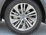 純正18インチアルミホイール。 タイヤサイズは225/55R18