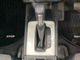 「e:HEV」搭載車です。日常シーンのほとんどをモーターで走行し、高速クルージングなどモーターよりもエンジンの方が効率が良い領域はエンジンで走行、あらゆる領域で優れた燃費走行を実現します。