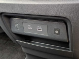 ワイヤレス充電が搭載されているのでお手持ちの携帯電話を置くだけで充電が可能です。