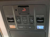 両側パワースライドドアを採用しており、運転席から簡単に開閉操作が可能です。駐車場や狭い場所でも扱いやすく、乗車時・降車時の負担を軽減します。
