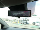 インテリジェント ルームミラーは、車両後方のカメラ映像をミラー面に映し出すので、車内の状況や、天候などに影響されず、いつでもクリアな後方視界が得られます