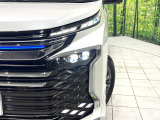 【三眼LEDヘッドライト】スタイリッシュな見た目の三眼LEDヘッドライトを装備♪スタイルだけでなく、夜間の走行も視界良好で安心してお乗りいただけます。
