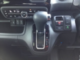 CVT車のセレクトレバーです。低速から高速まで、変速ショックのないスムーズな走りを実現するとともに、エンジン効率のよい領域を維持することで燃費にも貢献します。