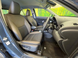 【ハーフレザーシート】高級感と座り心地を両立した人気のシート♪背面・座面のファブリック素材は、通気性の良さや滑りにくさに優れています。気温や服装に左右されず快適にお乗りいただけます。