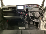 車内は光触媒抗菌消臭施工済です。スタイリッシュなデザインでスポーティなインパネ周りを演出します。グローブボックスやカップホルダーのほかにトレーなどたくさんの収納スペースが付いています。
