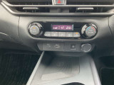 エアコン操作部です。オートエアコンですので、設定温度に合わせて車内温度を快適に保ちます!ワイヤレス充電も可能です。