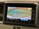 リバースギアに入れるだけで後方の表示へ切り替わります。夜間や雨の日の駐車も楽になりますよ。