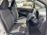 運転席からの視界は広く、操作性も良好。シートの形状も工夫されており、長距離運転でも疲れにくいでしょう。