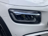 右ヘッドランプ。LEDハイパフォーマンスヘッドライトを装備。