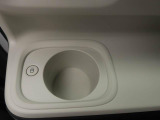ホットドリンクをちょうどいい温度でキープしてくれる保温機能付きのホッとカップホルダー(前席)。ほっこり快適にドライブをサポート。