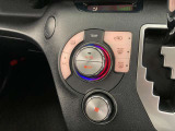 オートエアコンは温度を設定するだけで、自動で風量などを設定してくれます。運転しながら操作も必要ないので、安全性も向上します。