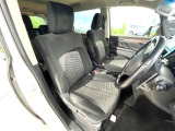 運転席まわりには十分なスペースがあり、大柄な方でもゆったり運転していただける環境です。