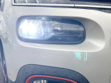 ●LEDヘッドライト:夜間走行時も良好な視界を確保し安心して運転できる高輝度LEDヘッドライトを装備!点灯速度が早く、消費電力も抑えられています。