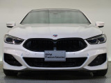【キドニーグリル】BMWの代名詞。一目見ただけでBMWであると認識できる確固たるアイコンとして存在感を放ちます。